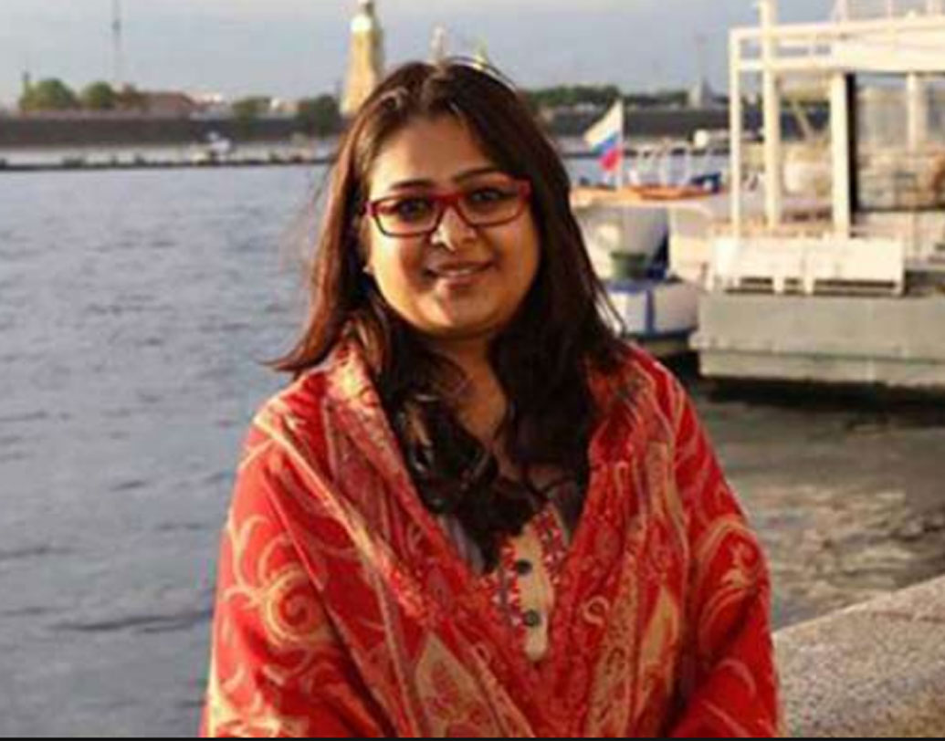 আর যখনই চাপ সৃষ্টি করে তাঁকে কাবু করা যায়নি, তখনই সেই এলাকা থেকে ট্রান্সফার করে দেওয়া হয়েছে কোনও নতুন এলাকায়। এই ভাবে ১৫ বছরের চাকরি জীবনে ১৩ বার ট্রান্সফার হয়ে গিয়েছেন তিনি।