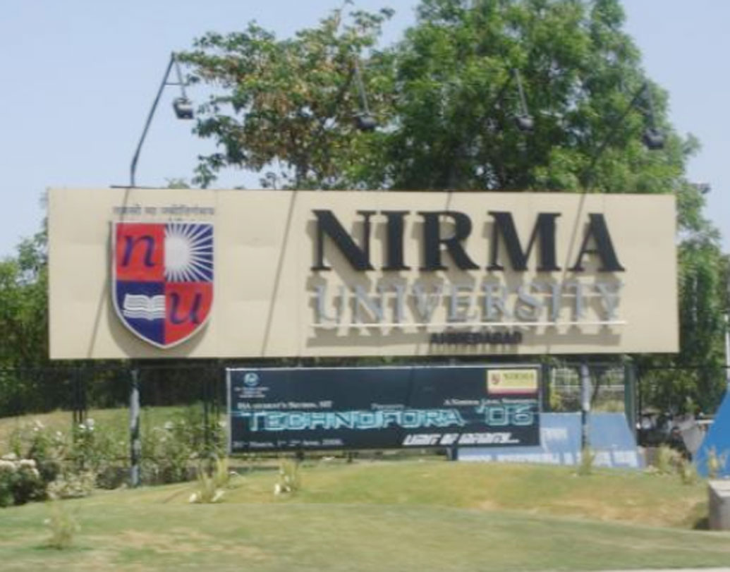 কারশানভাইয়ের মেয়ের নাম ছিল নিরুপমা। বাড়ির লোকেরা তাঁকে নিরমা বলে ডাকতেন। একটা দুর্ঘটনায় নিরুপমা মারা যান। প্রথম থেকেই কারশানভাই চেয়েছিলেন তাঁর মেয়ে অনেক নাম করবে, সবাই তাঁকে এক নামে চিনবে। মেয়ের মৃত্যুর পর সেই ইচ্ছাই যেন তাঁর জেদে পরিণত হয়।