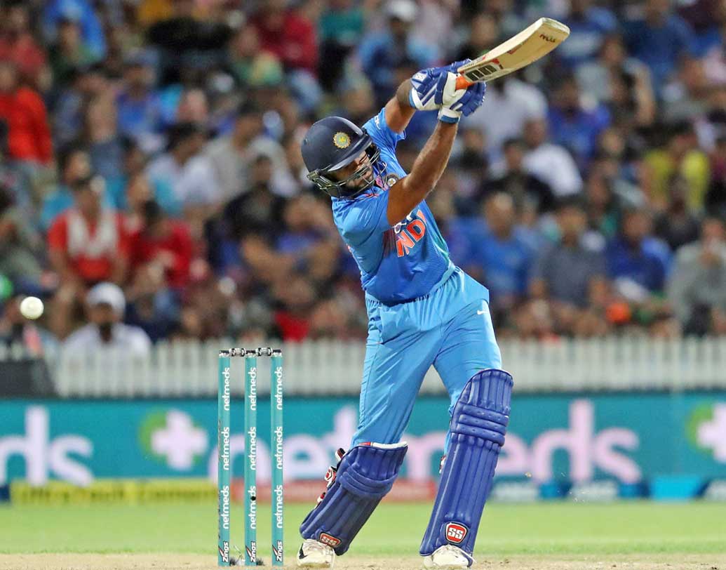 হার্দিক পান্ড্য চোটের কারণে ছিটকে গিয়েছেন। ফলে অলরাউন্ডার হিসেবে বিজয় শঙ্করের কাছে এটা দারুণ সুযোগ। তিনি ক্রমশ নিজের গুরুত্ব বুঝিয়েওছেন। নিউজিল্যান্ডে তিন ম্যাচের টি-টোয়েন্টি সিরিজে তাঁর ব্যাটে আসে ৮৪ রান। অবশ্য বোলার হিসেবে আরও কার্যকরী ভূমিকা নিতে হবে তাঁকে।