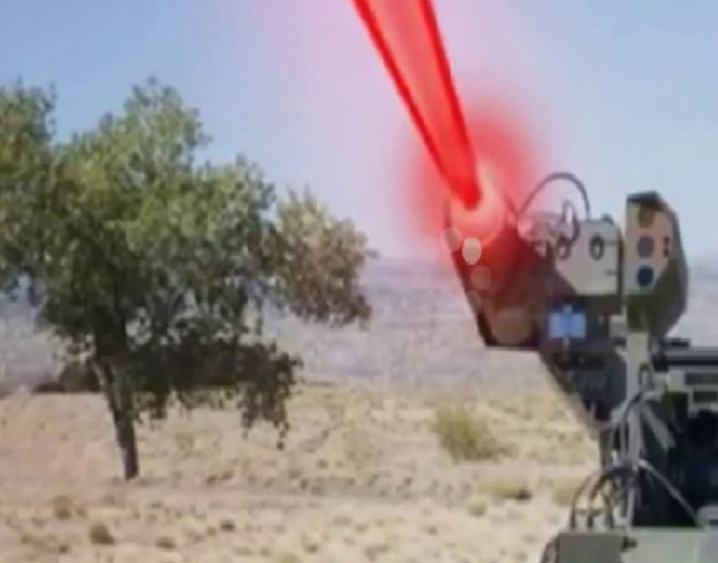 এই ইলেকট্রন কণার স্রোত প্রচণ্ড তপ্ত এবং বিদ্যুৎবাহী। সেই তপ্ত কণার স্রোত বা রশ্মি তড়িৎ-চৌম্বকীয় বিকিরণে পরিণত হবে। সেই বিকিরণ মহাকাশে ছড়িয়ে থাকা মাইক্রোওয়েভের সঙ্গে সংযোগ স্থাপন করতে সক্ষম।