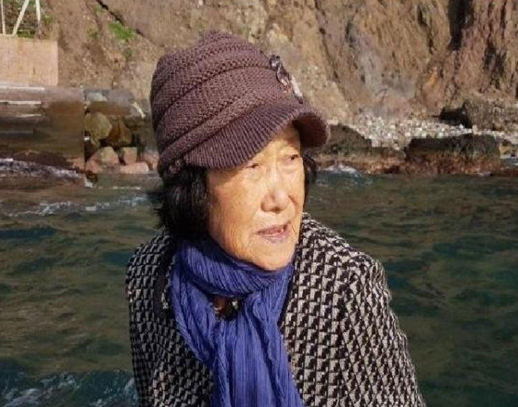 ৮১ বছরের কিম সিন ইওল কিন্তু পেরেছেন। ১৯৯১ সাল থেকে স্বামীর সঙ্গে ২৭ বছর একটি দ্বীপে বাস করতেন তিনি।