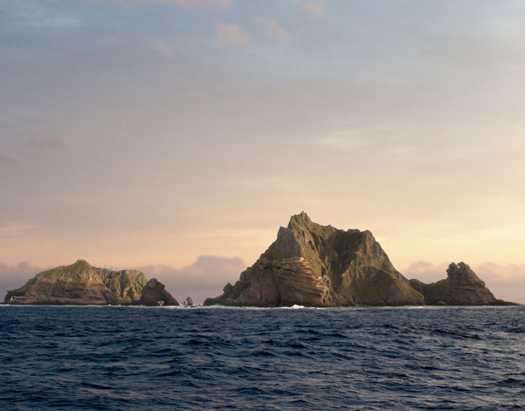 জাপান এই দ্বীপটিকে তাকেশিমা বললেও কোরীয়রা বলেন ডোকডো দ্বীপ। লিয়ানকোর্টস রক নামেও দ্বীপটি পরিচিত বহির্বিশ্বের কাছে।