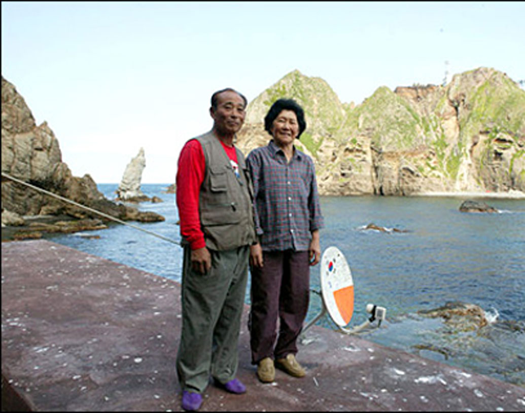 কিমের নাতি বলেন, তাঁর ঠাকুরমার কাছে এটি শান্তির জায়গা। তাই এখানে থাকতেই ভালবাসেন তিনি।