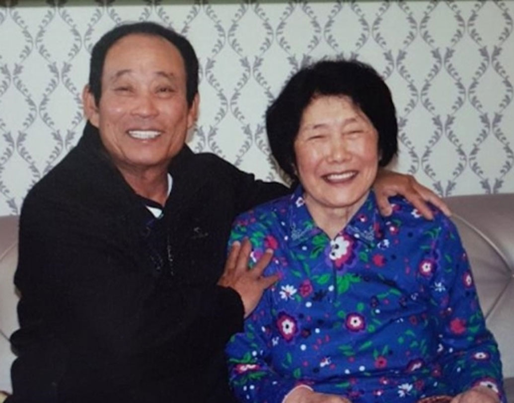 একা ভাল তো আছেনই, উল্টে নিজের ছেলে ও পুত্রবধূকেও দ্বীপের বাসিন্দা করতে চান কিম। পর্যটকদের কাছে ডাকটিকিট, সাবান ও সি ফুড বিক্রি করেই দিব্যি চলে যাবে, এমনটাই মত তাঁর।