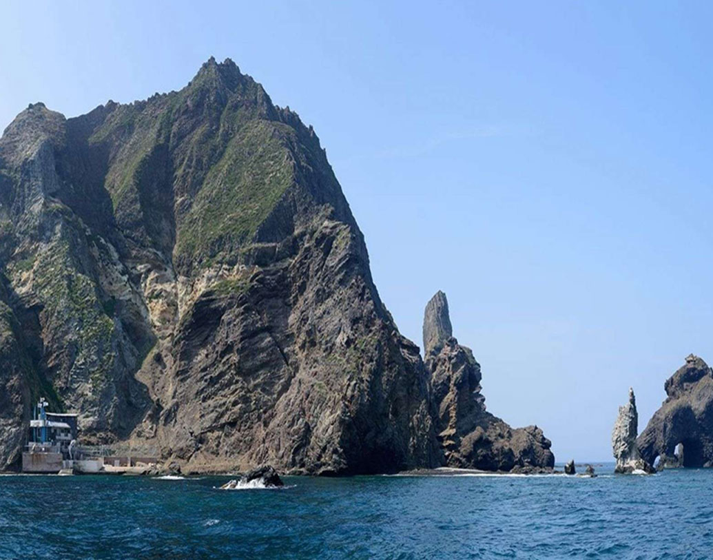 দক্ষিণ কোরিয়ার দখলে থাকলেও জাপানের সঙ্গে এই দ্বীপের মালিকানা নিয়ে বিবাদ রয়েছে গত ৩০০ বছর ধরে। দ্বীপে দক্ষিণ কোরিয়া একটি লাইটহাউসও বানিয়েছে।