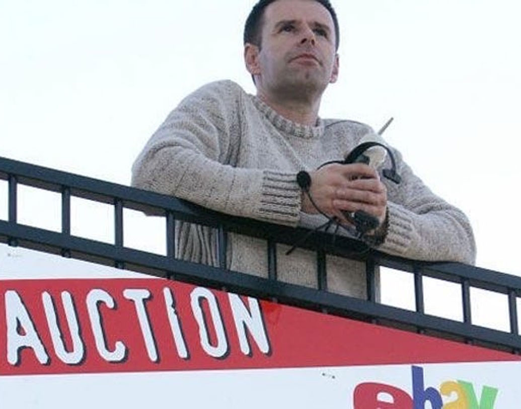 ইয়ান উশার নামে এক ব্যক্তি নিজের বিবাহবিচ্ছেদের পর বাড়ি, গাড়ি, মোটরবাইক সবকিছু মিলে প্রায় আড়াই কোটি টাকায় অনলাইনে বিক্রি করে সারা পৃথিবী ঘুরে বেড়াতে শুরু করেন। পানামাতে ২.২ একর জমি কিনে বাস করতে শুরু করেন।