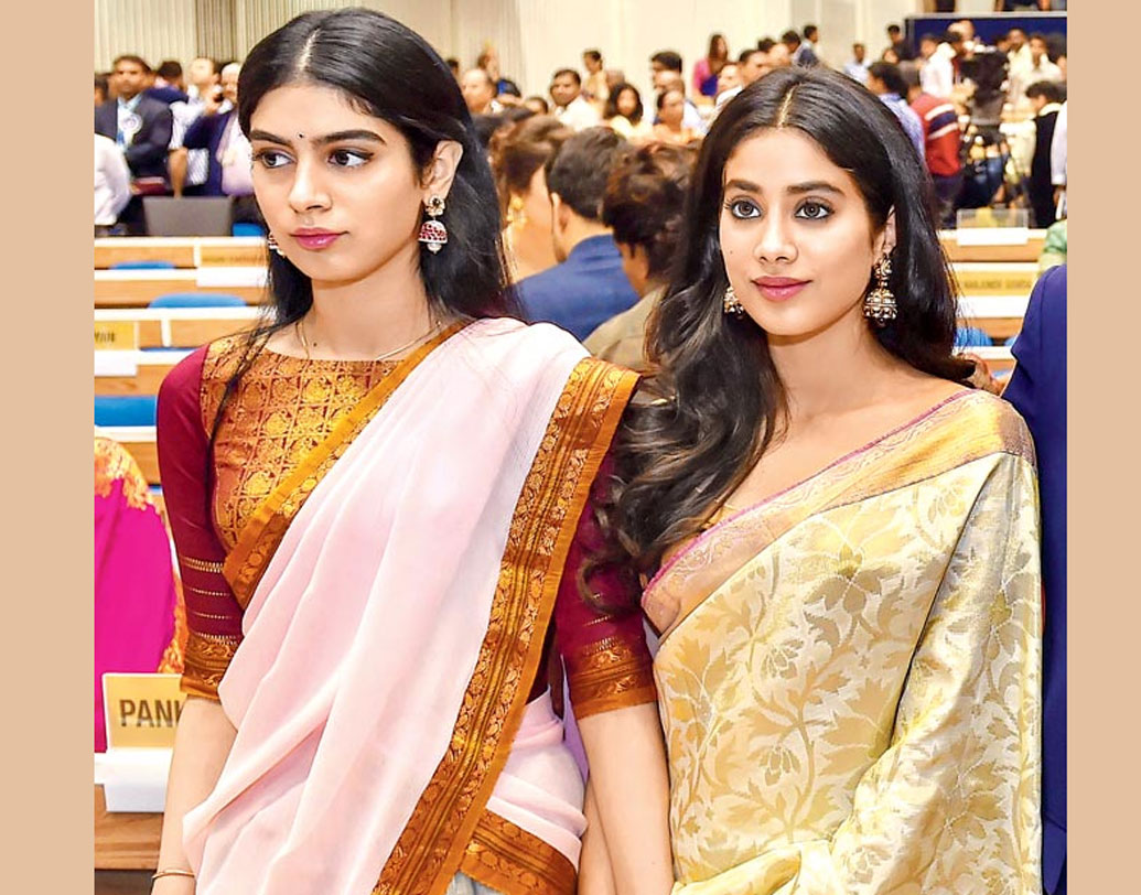 শ্রীদেবীর দুই মেয়েও মায়ের পছন্দের কয়েক’শ শাড়ি থেকে নিয়ে পরেন মাঝেসাঝেই।