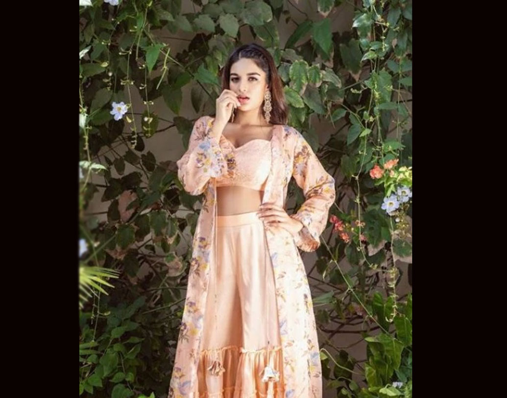 ভারতীয় দলের ওই ক্রিকেটারের সঙ্গে ‘মুন্না মাইকেল’ ছবি মুক্তির পরেই দেখা গিয়েছে তাঁকে। রেস্তরাঁয় গিয়েছিলেন দু’জনে। সেই ছবিও পোস্ট হয় সোশ্যাল মিডিয়ায়।