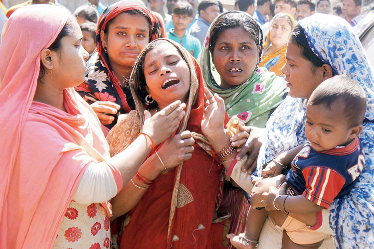 হাহাকার: দুর্ঘটনায় নিহত ইসরাফিল মোমিনের পরিবার। রবিবার এনায়েতপুরে। নিজস্ব চিত্র