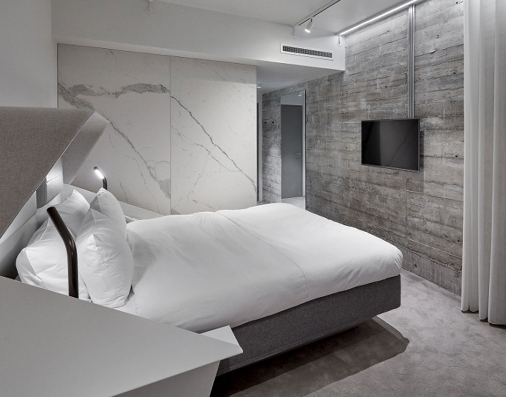 সংস্থার দাবি, এক বছর ধরে এই আস্তরণ থাকলে ঘরে কোনও সাফাইকর্মীরই প্রয়োজন হয় না। প্রায় দু’বছর ধরে ডেনমার্কের ন্যাশনাল রিসার্চ সেন্টারে এটি পরীক্ষা করা হয়েছে, জানান করিম নিয়েলসন নামে এক আধিকারিক। এই প্রযুক্তিকে তিনি টেফলনের সঙ্গে তুলনা করেছেন।