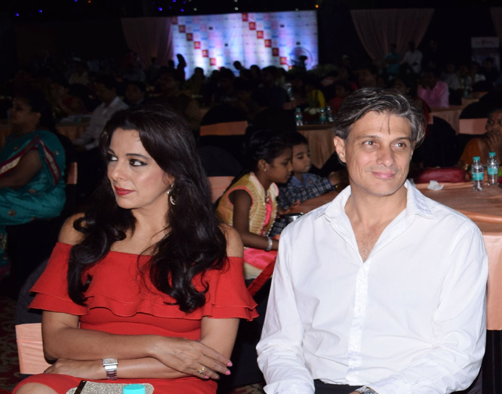 এ দিকে পূজা বেদীর মেয়ে আলিয়া বলিউডে ডেবিউ করতে চলেছেন। তাঁর জীবনের প্রচণ্ড গুরুত্বপূর্ণ সময় এটা। মেয়ের বলি ডেবিউ যাতে মসৃণ হয়, সেই কারণে পূজা বেশ সতর্ক। এর পাশাপাশি ছেলে ওমরের ছুটির দিনটাও দেখতে হবে। সেই ভেবেই বিয়ের দিনটা ঠিক করা হবে বলে জানিয়েছেন পূজা।