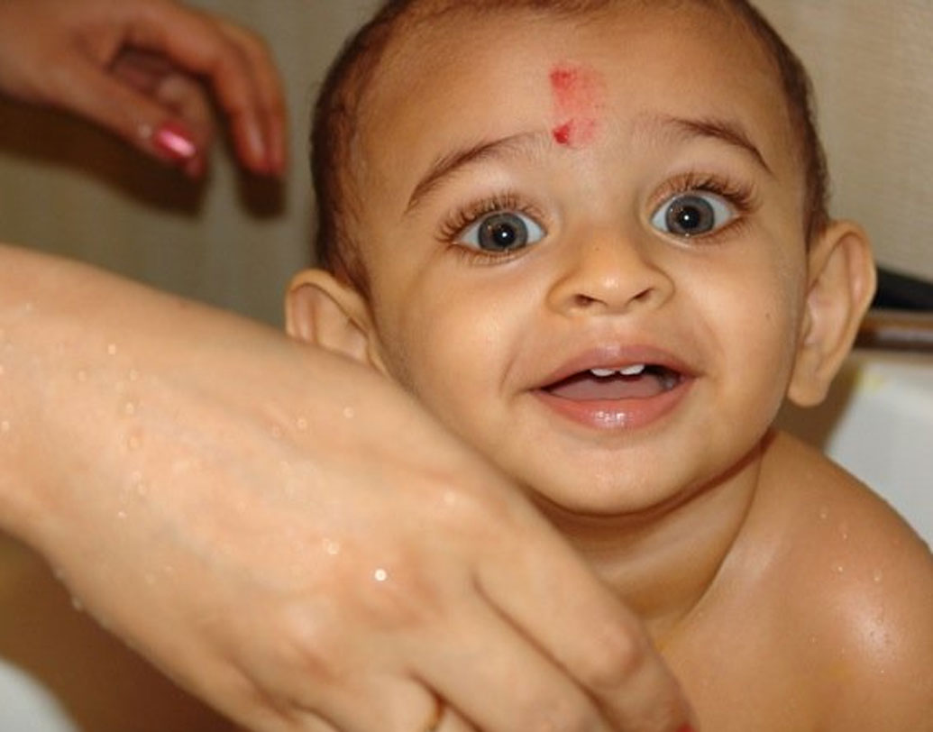 বলিউড ছবি ‘রং দে বসন্তী’, ‘থ্রি ইডিয়টস’-এ দেখা গিয়েছে বেদান্তর বাবাকে। সম্প্রতি ‘ব্রিদ’ নামে একটি ওয়েব সিরিজেও তাঁর বাবার অভিনয় প্রশংসিত। ছেলের ছোটবেলা থেকেই বাবা অত্যন্ত পজেসিভ বেদান্তকে নিয়ে জানিয়েছেন তিনি।