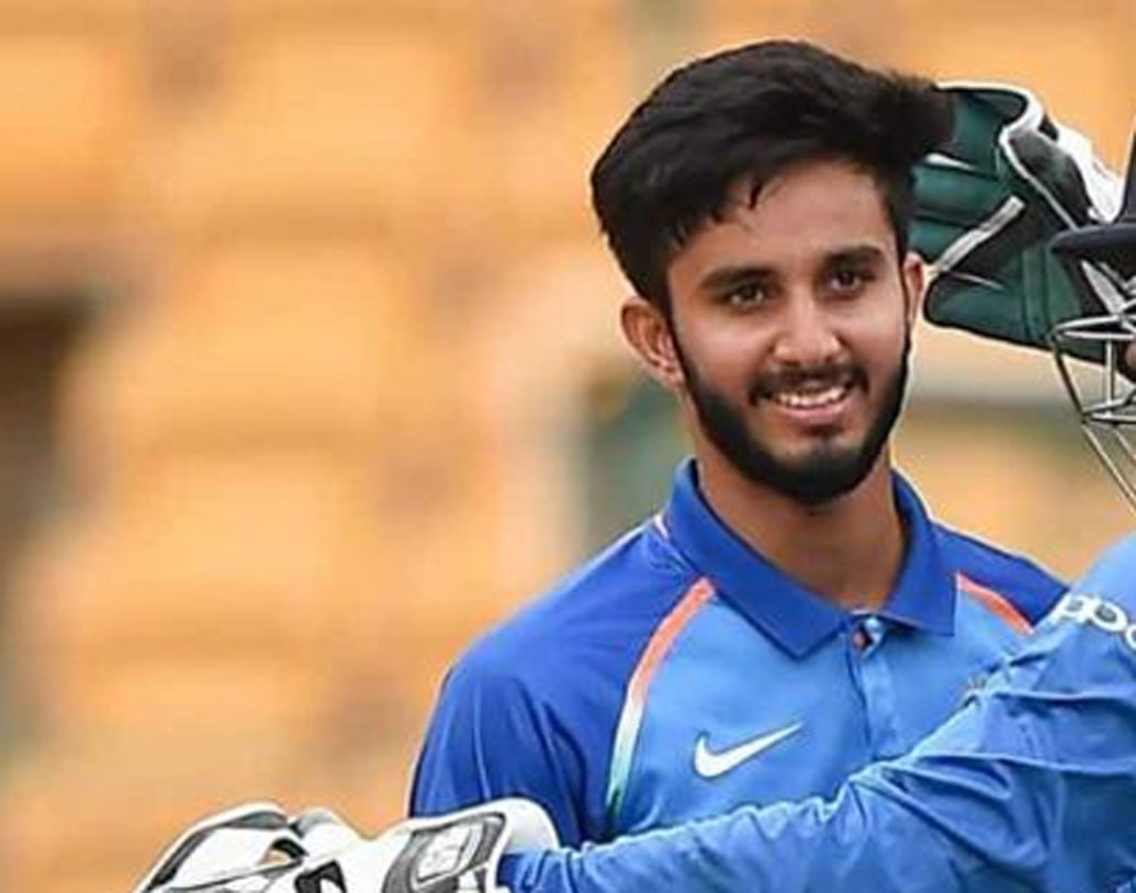 মায়াঙ্ক মার্কাণ্ডে: দলের এক নম্বর স্পিনার কুলদীপ যাদবকে বিশ্রাম দেওয়া হয়েছে। সুযোগ পেয়েছেন ২১ বছরের এই তরুণ লেগ স্পিনারটি। গত ম্যাচে ভালই বল করেছেন তিনি। দলে থাকার কথা মায়াঙ্কের।