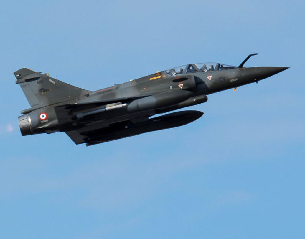 এই ফাইটার জেটের চালকের হেলমেটের মধ্যেই থাকে ডিসপ্লে, এর ফলে সুপারইমপোজড রাডার ডেটা দেখতে পারেন তিনি। ককপিটে ডিসপ্লে থাকার প্রয়োজন হয় না।