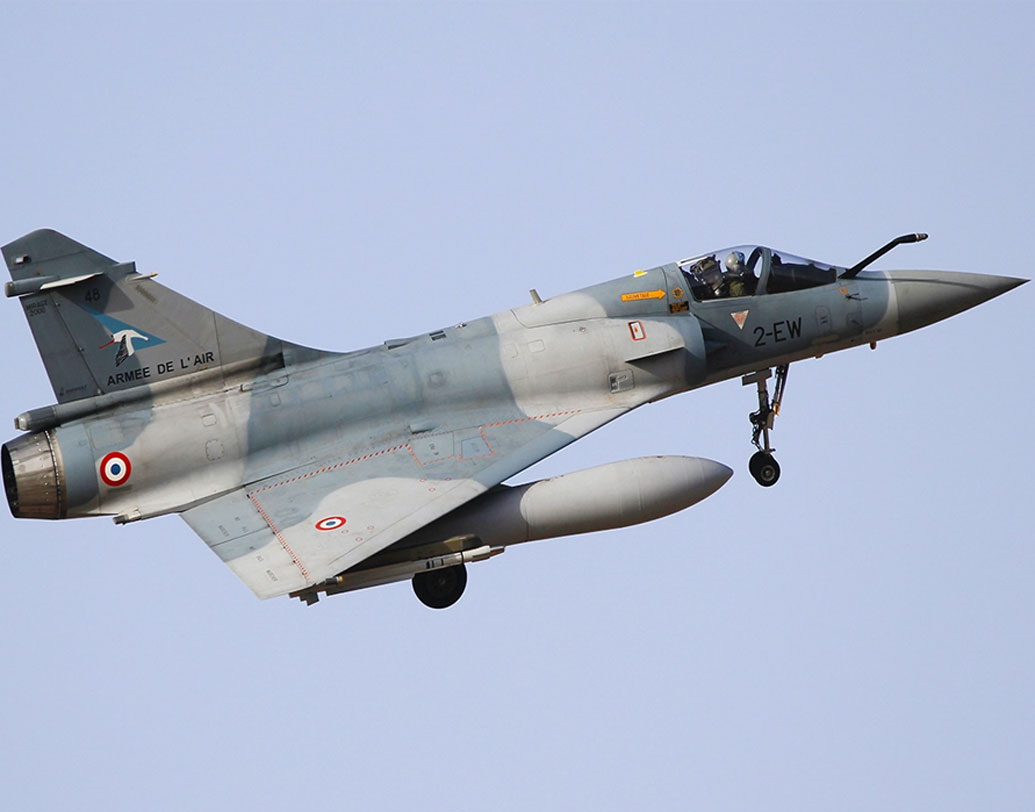 পাকিস্তানের বায়ুসেনা বাহিনীর এফ-১৬ যুদ্ধবিমানকে পাল্লা দিতে পারে এই মিরাজ ২০০০। ‘মিরাজ ২০০০ নিজের সুরক্ষাও করতে পারে, আবার আঘাতও হানতে পারে। যা পাকিস্তানের কাছে নেই,’ বলছে বায়ুসেনা সূত্র।