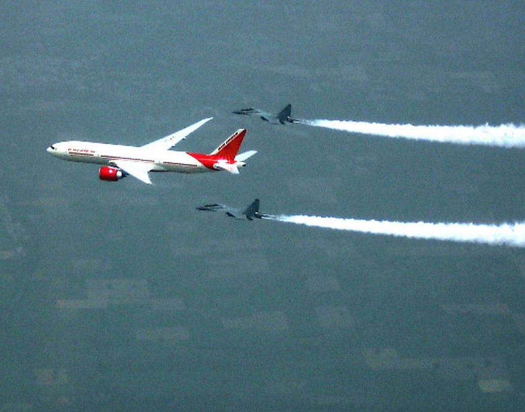 ভারত সরকারের তরফেই এই প্রযুক্তিগত সাহায্য নেওয়ার জন্য আবেদন জানানো হয়েছিল মার্কিন প্রশাসনের কাছে। এয়ার ইন্ডিয়া ওয়ানকে আরও শক্তিশালী নিরাপত্তায় সাজাতে আমেরিকার কাছ থেকে প্রায় ১৪০০ কোটি টাকায় এয়ার ফোর্স ওয়ানের প্রযুক্তি কিনছে ভারত। এর ফলে দুই দেশের কূটনৈতিক সম্পর্ক আরও উন্নত হবে বলে দাবি করেছে পেন্টাগন।