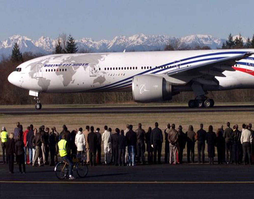 দুটি ৭৭৭ বোয়িং বিমান কিনবে কেন্দ্রীয় সরকার।  এর আগে বোয়িং ২০১৮ সালের জানুয়ারি মাসে এয়ার ইন্ডিয়াকে পাঠিয়েছিল এগুলি। সেগুলি মার্কিন প্রযুক্তির সহায়তায় সাজছে নতুন রূপে। (প্রতীকী ছবি)