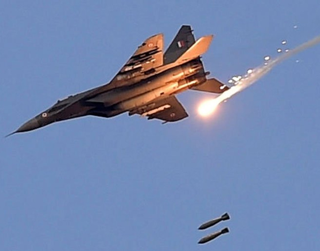 এ দিন সকাল ৮টা ২৫ মিনিটে বায়ুসেনা সূত্রে অভিযানের কথা সামনে আনা হয়। জানানো হয়, ভোর সাড়ে ৩টে নাগাদ বোমাবর্ষণ করে নিয়ন্ত্রণরেখা সংলগ্ন জঙ্গিঘাঁটিগুলি গুঁড়িয়ে দেওয়া হয়েছে।