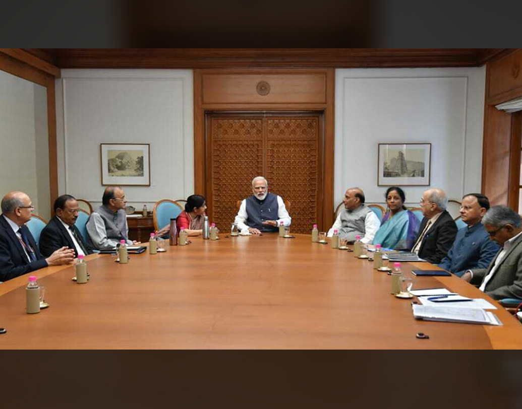 সকাল ১০টায় প্রধানমন্ত্রী নরেন্দ্র মোদীর নেতৃত্বে কেন্দ্রীয় মন্ত্রিসভার বৈঠক বসে দিল্লিতে। নিরাপত্তা ব্যবস্থা নিয়ে আলোচনা হয় সেখানে। সকাল ১০টা ৬ মিনিটে রেডিয়ো পাকিস্তান জানায়, ইসলামাবাদে জরুরি বৈঠক ডেকেছেন সে দেশের বিদেশমন্ত্রী শাহ মাহমুদ কুরেশি।