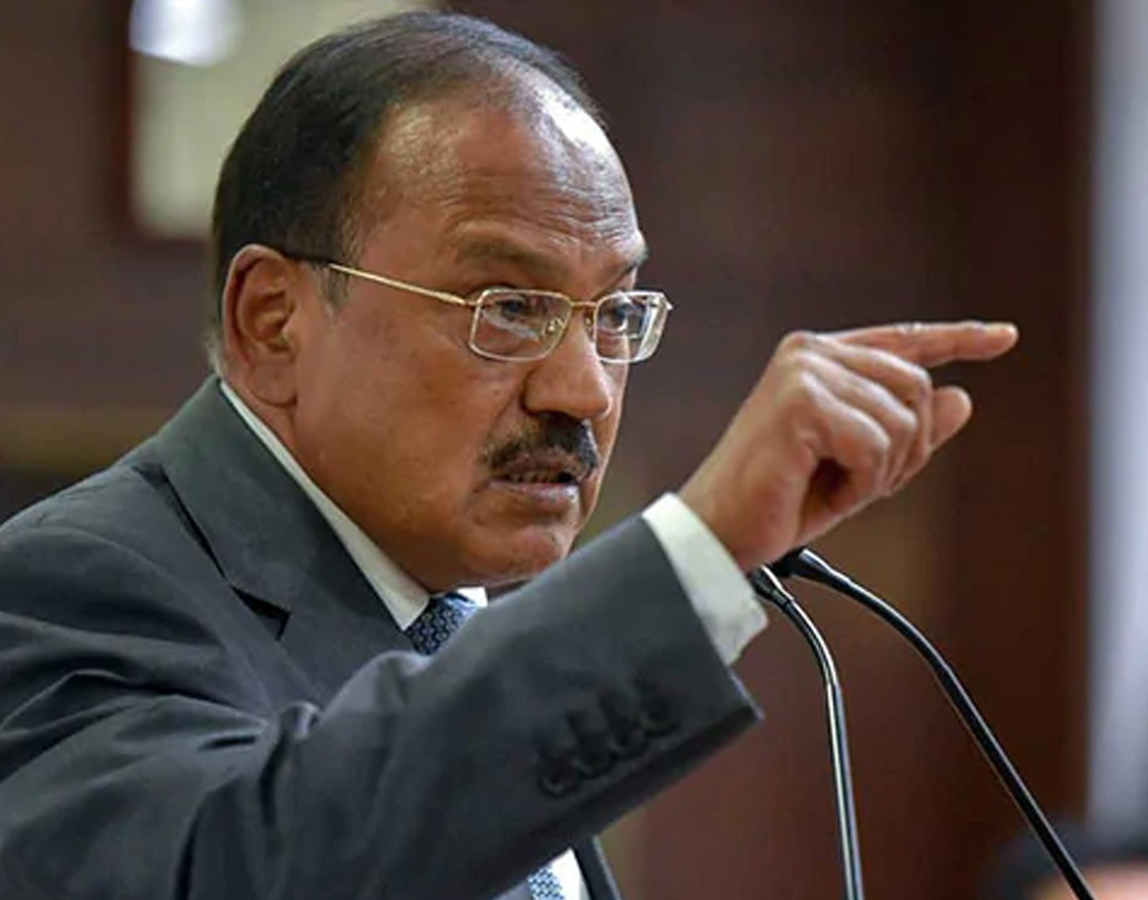 দুপুর সাড়ে ১২টায় সেনাপ্রধান বিপিন রওয়াতের সঙ্গে বৈঠক করেন জাতীয় নিরাপত্তা উপদেষ্টা অজিত ডোভাল। পাক অধিকৃত কাশ্মীরে বায়ুসেনার অভিযানের পর সীমান্ত সংলগ্ন এলাকার নিরাপত্তা ব্যবস্থা পর্যালোচনা করে দেখেন তাঁরা।