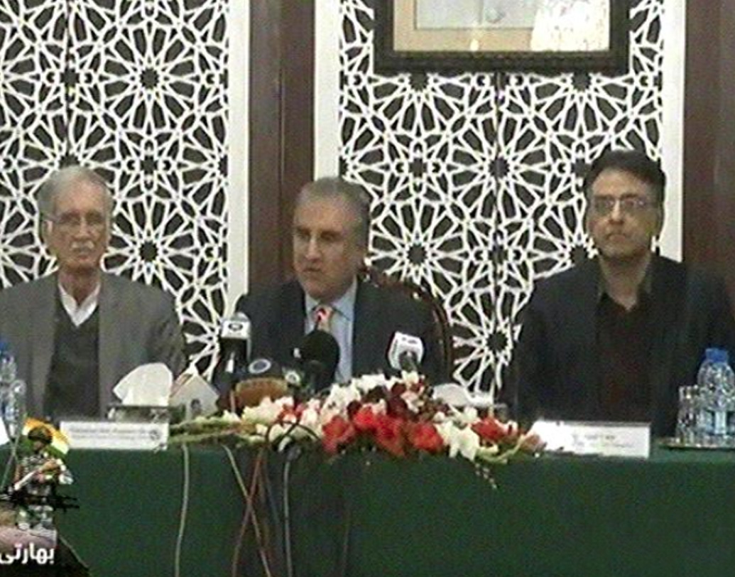 দুপুর পৌনে ১টায় ভারতের সমালোচনায় মুখে খোলেন পাক বিদেশমন্ত্রী শাহ মাহমুদ কুরেশি। ভারত নিয়ন্ত্রণরেখা লঙ্ঘন করেছে এবং আত্মরক্ষার তাগিদে পাকিস্তান তার উপযুক্ত জবাব দেবে বলে হুঁশিয়ারি দেন তিনি।