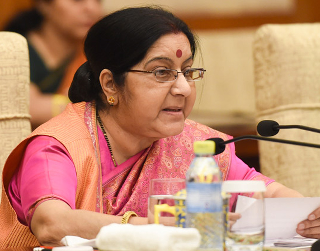 বিকেল ৫টায় দিল্লিতে জওহরলাল নেহরু ভবনে বিদেশমন্ত্রী সুষমা স্বরাজের নেতৃত্বে সর্বদলীয় বৈঠক বসে। রাজনাথ সিংহ, অরুণ জেটলির পাশাপাশি সেখানে হাজির ছিলেন গোলাম নবি আজাদ, ওমর আবদুল্লা।