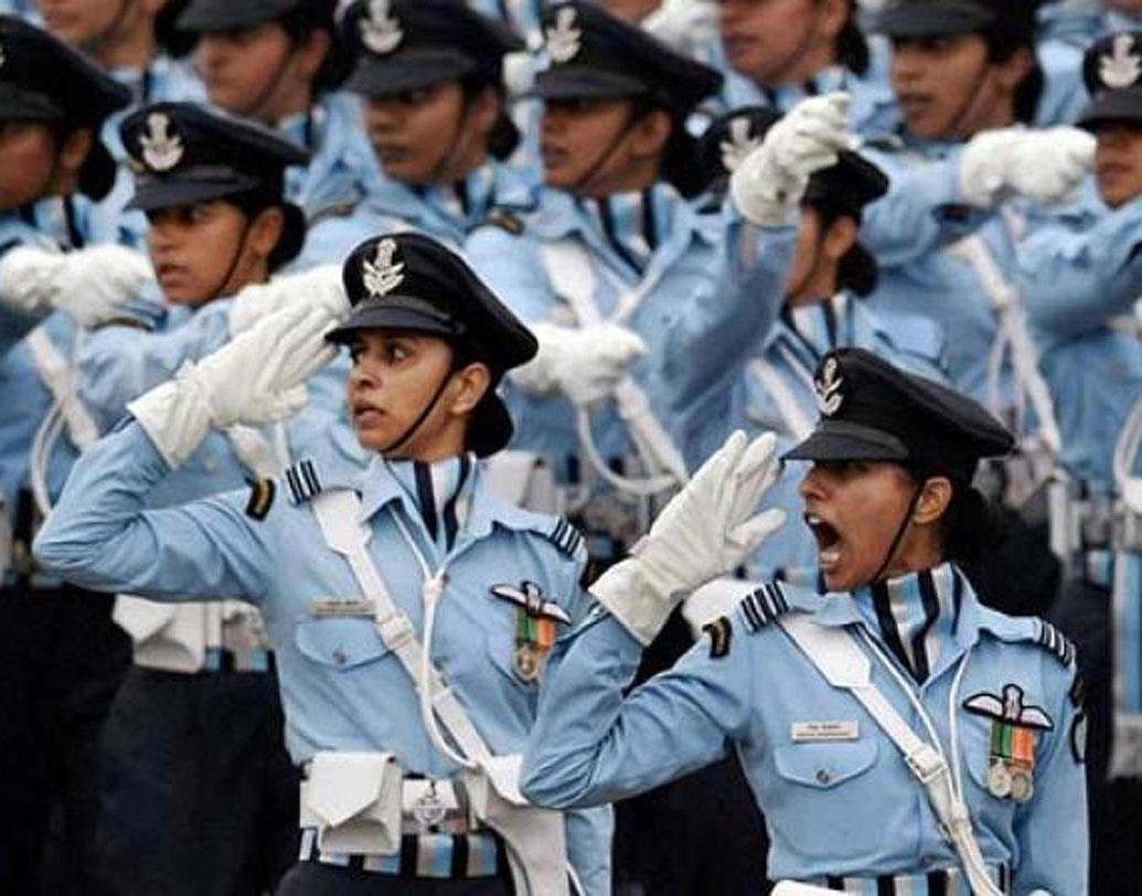 ভারতীয় বায়ুসেনার সিয়াচেন গ্লেসিয়ার সবথেকে উঁচু এয়ার স্টেশন। প্রায় ২২ হাজার ফুট উচ্চতায় রয়েছে এটি। ১৯৯০ থেকে বায়ু সেনায় যুক্ত হন মহিলারা। ১৯৯১ সাল থেকে নিযুক্ত করা হয় মহিলা পাইলটকে চপার ও পরিবহণ বিমানের জন্য। তাঁরাও শক্ত করেছেন বায়ুসেনাকে। দেখে নেওয়া যাক, কোন কোন হাতিয়ারের কারণে এত শক্তিশালী ভারতীয় বায়ুসেনা।