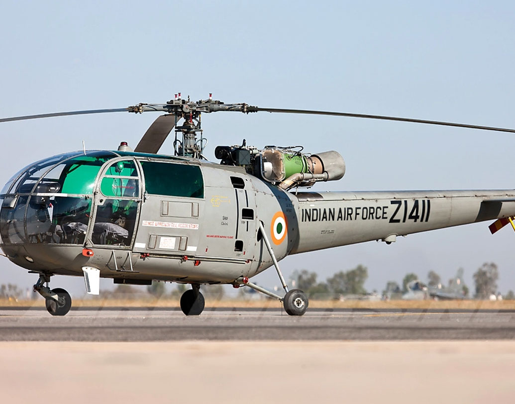 চেতক: এক ইঞ্জিন টার্বোশ্যাফ্ট, তুলনামূলক হাল্কা ফরাসি প্রযুক্তিতে তৈরি কপ্টারে ছয় যাত্রী বহনে সক্ষম। ৫০০ কিলোগ্রাম পর্যন্ত ওজন বহনে সক্ষম। গতি ঘণ্টায় ২২০ কিমি।