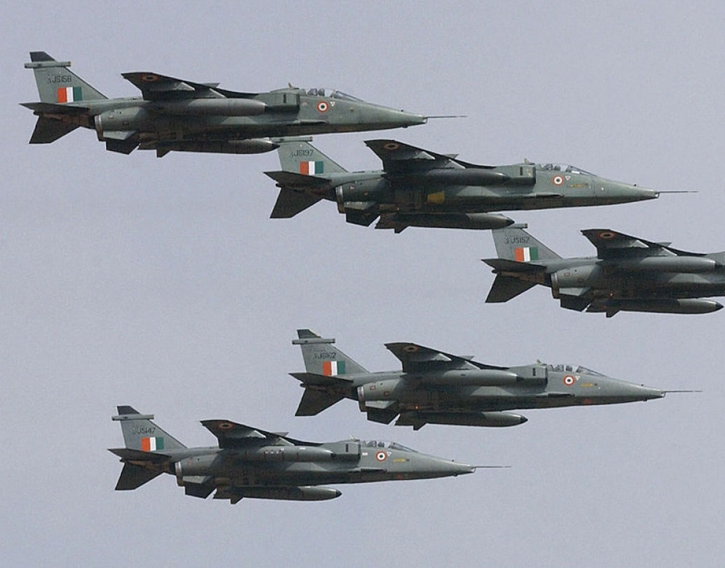 বায়ুসেনা বাহিনীর অন্যতম ভরসা জাগুয়ার: দুটি ইঞ্জিনের, এক আসন বিশিষ্ট ডিপ পেনিট্রেশন স্ট্রাইক যুদ্ধবিমান ১৩৫০ কিমি প্রতি ঘণ্টায় উড়তে পারে। দুটি ৩০ এমএম বন্দুক রয়েছে, এছাড়াও দুটি আর-৩৫০ ম্যাজিক সিসিএম ছাড়াও অতিরিক্ত ৪৭৫০ কিলোগ্রাম ওজনে (বোমা বা জ্বালানি)সক্ষম।