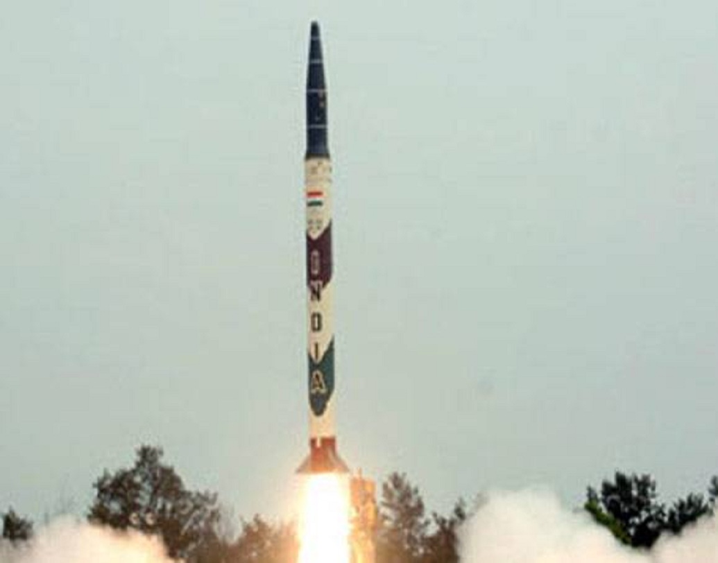 অগ্নি-১: এক টনেরও বেশি ওজনের পরমাণু অস্ত্র বহনে সক্ষম ১২ মিটার দীর্ঘ এই ক্ষেপণাস্ত্র। ভার কিছুটা কমিয়ে এর পাল্লা বাড়িয়ে নেওয়া যায়।