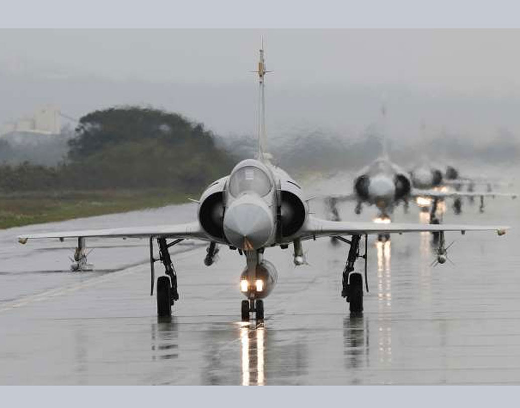 মিরাজ সফল ভাবে কার্গিলে শত্রুশিবির ও রসদ ক্যাম্পে হানা দেয় এবং কয়েক দিনের মধ্যেই শত্রুদের সরবরাহ ব্যবস্থাটিকে ব্যাপক ভাবে ক্ষতিগ্রস্ত করতে সক্ষম হয়েছিল। অন্যদিকে আফগানিস্তান ও ইরাক যুদ্ধের সময় শত্রু শিবিরকে গুঁড়িয়ে দিতে গুরুত্বপূর্ণ ভূমিকা নিয়েছিল এফ ১৬। তবে আকাশপথে যুদ্ধের ক্ষেত্রে এফ ১৬-কেই এগিয়ে রেখেছেন বিশেষজ্ঞরা। অস্ত্র রাখার ক্ষমতার দিক থেকে এফ-১৬-এর ক্ষমতা খানিকটা বেশি।