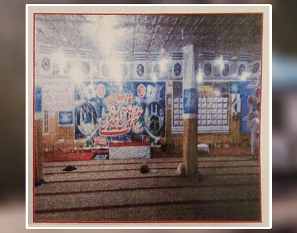 জইশদের ডেরার মূল হলটি নকশা করা পতাকা দিয়ে সাজানো। ২০০০ সালে মৌলানা মাসুদ আজহারের তৈরি এই জঙ্গি সংগঠন। সদর দফতরটি পাকিস্তানের বাহাওয়ালপুরের মার্কাজ উসমান ও আলিতে অবস্থিত। ৬০০ জনের বেশি জঙ্গি প্রশিক্ষণ নেয় সেখানে। মাসুদের নিজের বাড়ি, ভাই ও আত্মীয়দের বাড়িও রয়েছে আশপাশে।