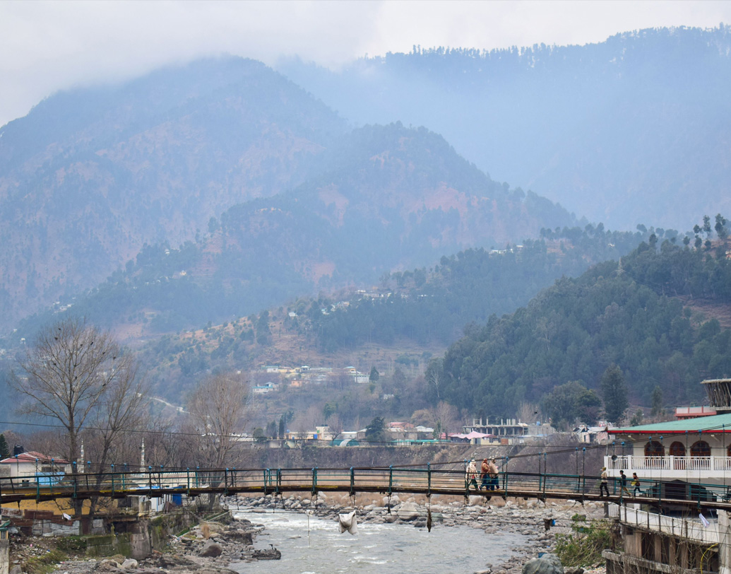 বালাকোটের জঙ্গিঘাঁটিতে নিয়মিত চলত প্রশিক্ষণ। মানশেহরা জেলার আশপাশে জঙ্গল ও পাহাড়েও ছিল প্রশিক্ষণ শিবির। এই শিবিরে ছিল, আধুনিক সুইমিং পুল ও জিমনাশিয়ামও। বালাকোটের প্রশিক্ষণ শিবিরে জনা চল্লিশেক আত্মঘাতী জঙ্গি ছিল। জানা গিয়েছে, বিমানহানায় প্রাণ গিয়েছে তাদেরও। গোয়েন্দাদের দাবি, মঙ্গলবার ভোরে বায়ুসেনার অভিযানে মারা গিয়েছে অন্তত তিনশো জঙ্গি।