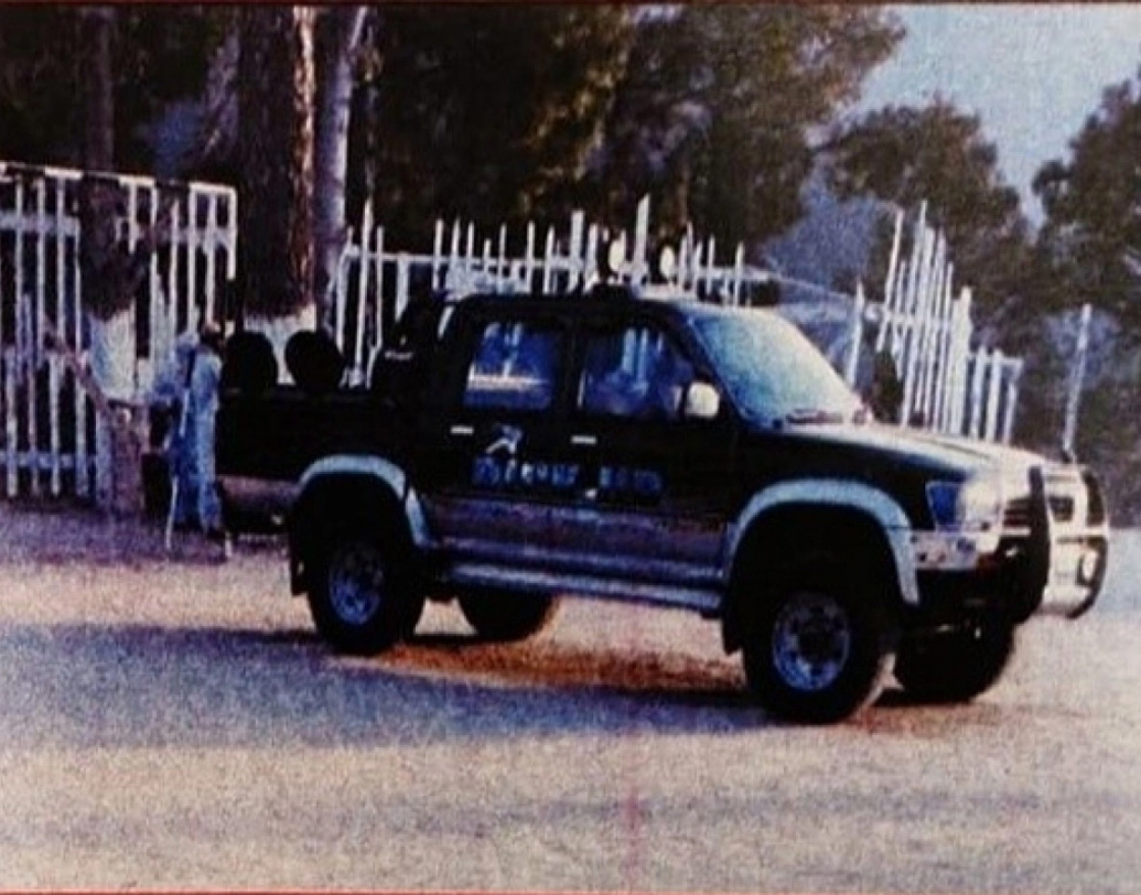 এই গাড়িটি করেই সাধারণত ঘাঁটিতে যাতায়াত করত মৌলানা ইউসুফ আজহার বা উস্তাদ ঘৌরি। জইশ-ই-মহম্মদের সব চেয়ে বড় ঘাঁটি বালাকোটে বায়ুসেনার অভিযানে কাল নিহত হয়েছে মাসুদ আজহারের শ্যালক ইউসুফ। ভারতে জেলবন্দি মাসুদের মুক্তির জন্য বিমান ছিনতাই করেছিল সে।