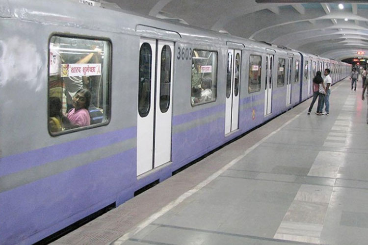 Metro service disrupted due to sparks at third line