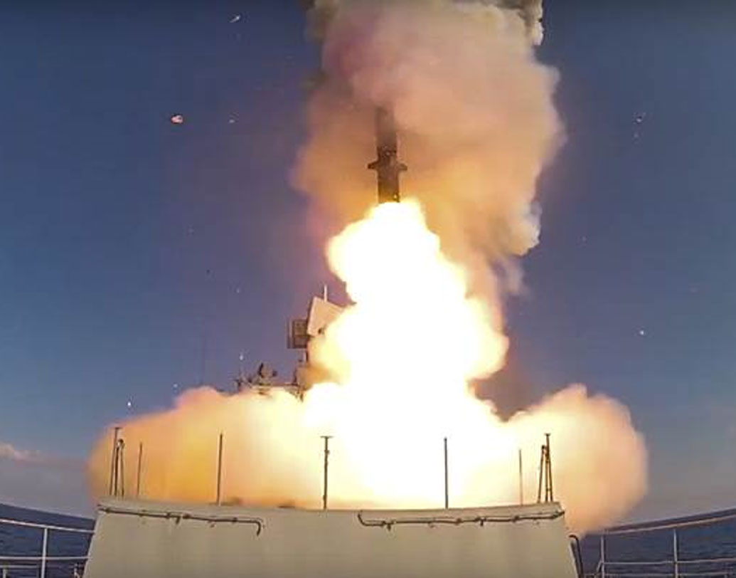 পাকিস্তান চিনের সাহায্যে, ছোট ও মাঝারি পাল্লার ক্ষেপণাস্ত্র তৈরি করেছে, যা ভারতের যে কোনও প্রান্তে পৌঁছে যেতে পারে, বলছে সিএসআইএস। সবচেয়ে দূরপাল্লার ক্ষেপণাস্ত্র শাহিন ২ প্রায় দু’হাজার কিমি যেতে পারে একটানা। সিপরির দাবি, পাকিস্তানের কাছে ১৪০-১৫০টা পারমাণবিক অস্ত্র রয়েছে। আর ভারতের কাছে রয়েছে ১৩০-১৪০টি পারমাণবিক অস্ত্র।