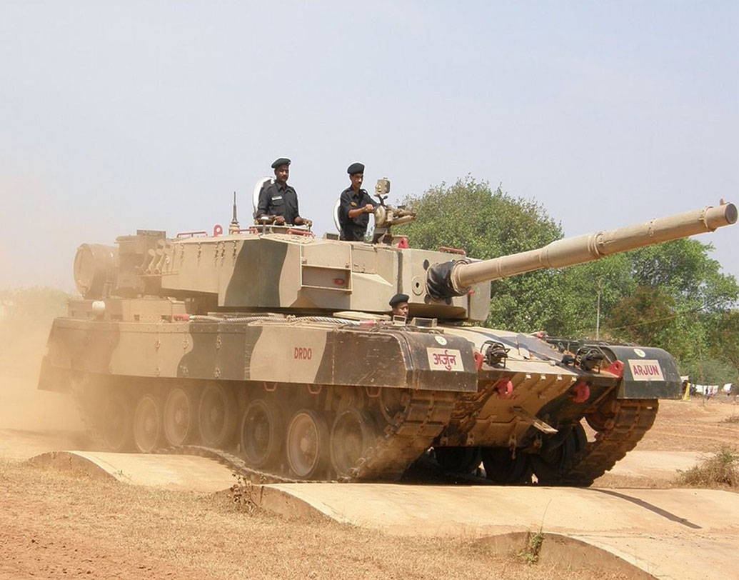 ভারতে রয়েছে ১২ লক্ষ পদাতিক বাহিনী, ৩৫৬৫ যুদ্ধ ট্যাঙ্ক, ৩১০০ কামানবাহী গাড়ি, ৩৩৬টি অস্ত্রসজ্জিত গাড়ি, ৯৭১৯ কামান, জানাচ্ছে আইআইএসএস। পাকিস্তানের হাতে রয়েছে ৫ লক্ষ ৬০ হাজার পদাতিক বাহিনী, ২৪৯৬টি ট্যাঙ্ক, ১৬০৫টি অস্ত্রসজ্জিত গাড়ি, ৪৪৭২ কামান, এর মধ্যে রয়েছে ৩৭৫টি স্বয়ংক্রিয় হাউয়িৎজার কামান।