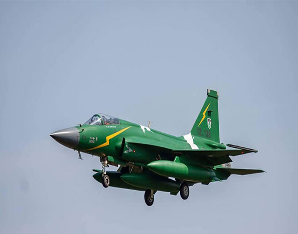 পাকিস্তানের কাছে রয়েছে ৪২৫টি সামরিক বিমান। যার মধ্যে রয়েছে চিনের এফ-৭পিজি ও আমেরিকার এফ১৬-ফ্যালকন জেট, জানিয়েছে আইআইএসএস।