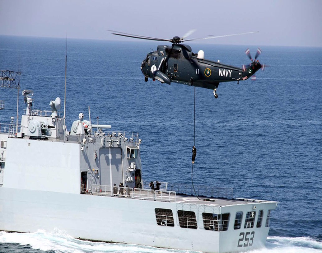 পাকিস্তান এ ক্ষেত্রে অনেকটাই পিছিয়ে রয়েছে। ৯টি ফ্রিগেট, ৮টি সাবমেরিন, ১৭টি নজরদারি ও উপকূল এলাকায় যুদ্ধ করতে সক্ষম এমন জাহাজ, ৮টি যুদ্ধজাহাজ রয়েছে পাক নৌবাহিনীর কাছে, জানিয়েছে আইআইএসএস।