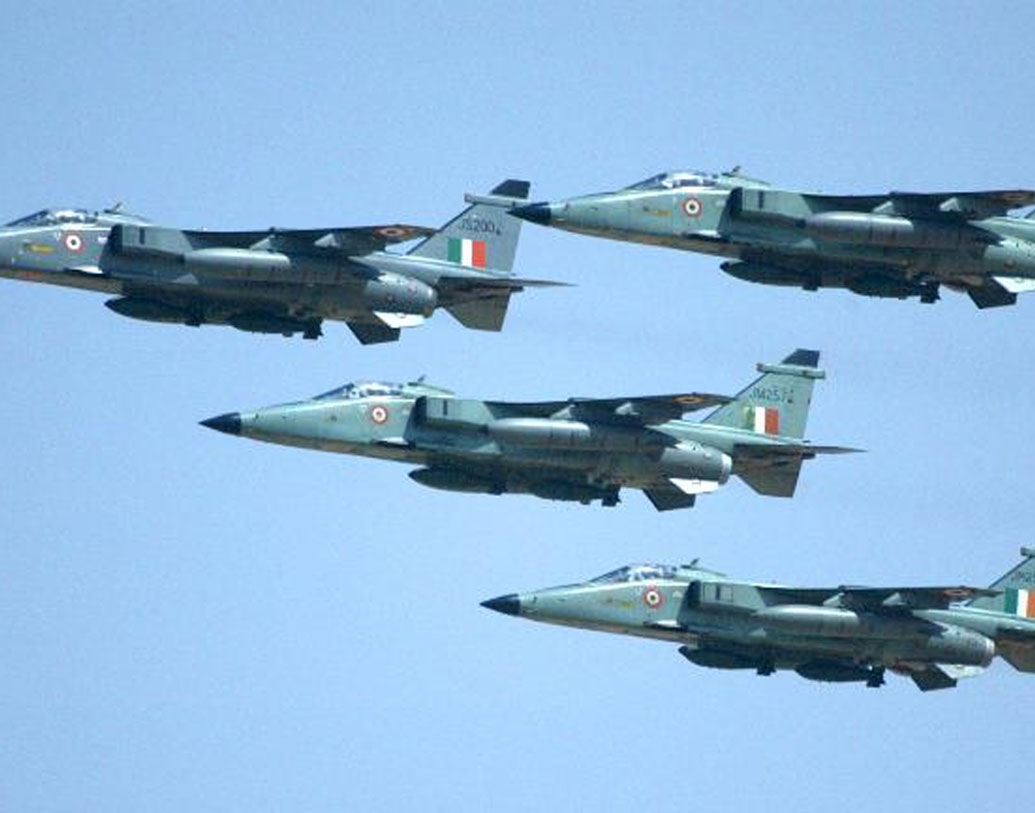 কার্গিল যুদ্ধের সময় মিগ-২১ যুদ্ধবিমান নিয়ে একটি নিখোঁজ মিগ-২৭-কে খুঁজতে গিয়েছিলেন তিনি। ১৯৯৯ সালের ২৭ মে পাকিস্তানের একটি ‘সারফেস টু এয়ার মিসাইল’ তাঁর মিগ ২১-কে আঘাত করে। (প্রতীকী ছবি)