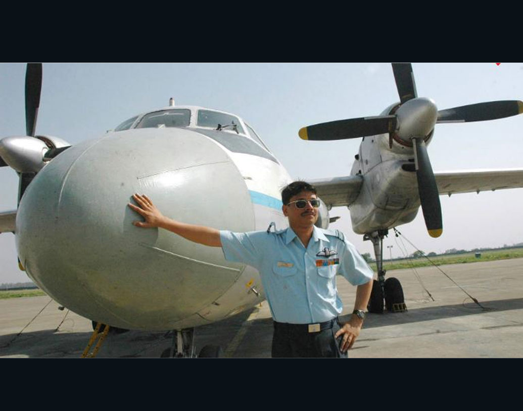 সে দিন নিজের মিগ ২৭ নিয়ে উড়েছিলেন ফ্লাইট লেফটেন্যান্ট কে নচিকেতা। কিন্তু তাঁর বিমানে আগুন ধরে যায়। তিনি ইজেক্ট করে বেরিয়ে আসতে পারলেও পাক সেনার নর্দার্ন ইনফ্যান্ট্রি বন্দি করে তাঁকে।