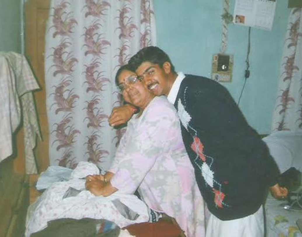 ২২ দিন ধরে আটকে রাখা হয় তাঁকে। শুধু তাই নয়, হাত ও যৌনাঙ্গ কেটে, চোখ খুবলে, সিগারেটের ছ্যাঁকা দিয়ে অত্যাচার করা হয় তাঁকে, জানা গিয়েছিল ময়নাতদন্তে।