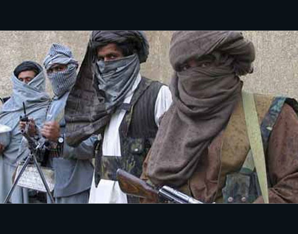 পাক মদতপুষ্ট সন্ত্রাসবাদী সংগঠন জইশ ই মহম্মদ কাশ্মীর-সহ গোটা উপত্যকা জুড়ে জাল বিস্তার করার চেষ্টা করছে। সেনা সূত্রে দাবি, পাক অধিকৃত কাশ্মীরের জইশ কমান্ডার মুফতি আসগরই জম্মু-কাশ্মীরে সন্ত্রাস ছড়ানোর মূল পাণ্ডা। হাওয়ালা চ্যানেল দিয়ে টাকা আনে জইশরা।