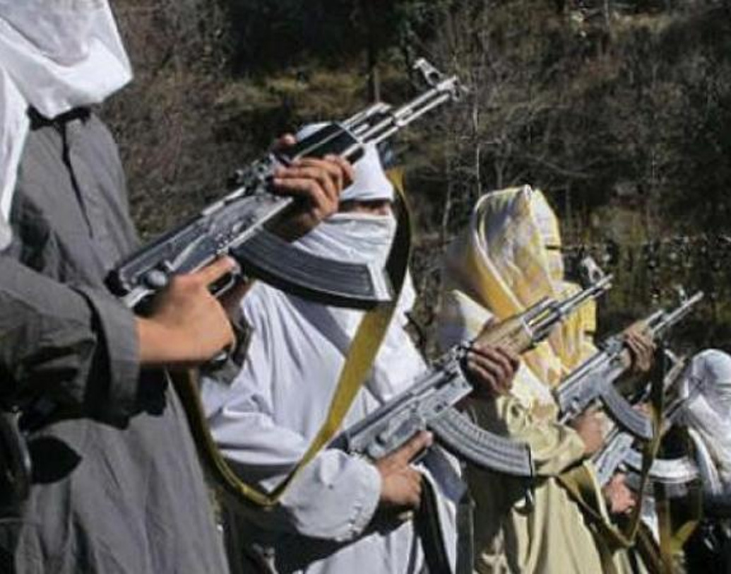 সেই আত্মীয়ের ঠিকানা ও অ্যাকাউন্ট নম্বরও জেনে নেওয়া হয়। হাওয়ালার মাধ্যমে ওই ব্যক্তির অ্যাকাউন্টে টাকা আসে। অল্প অল্প করে সেই অ্যাকাউন্ট থেকে জঙ্গিদের মধ্যে টাকা সরবরাহ করা হয়। নইলে নানারকম হুমকিও দেওয়া হয়। এ ছাড়াও জঙ্গিরা আরব দুনিয়ার ‘বন্ধু’-দের সঙ্গে নিয়মিত যোগাযোগ রাখে। সেখান থেকেও আসে বিপুল টাকা।