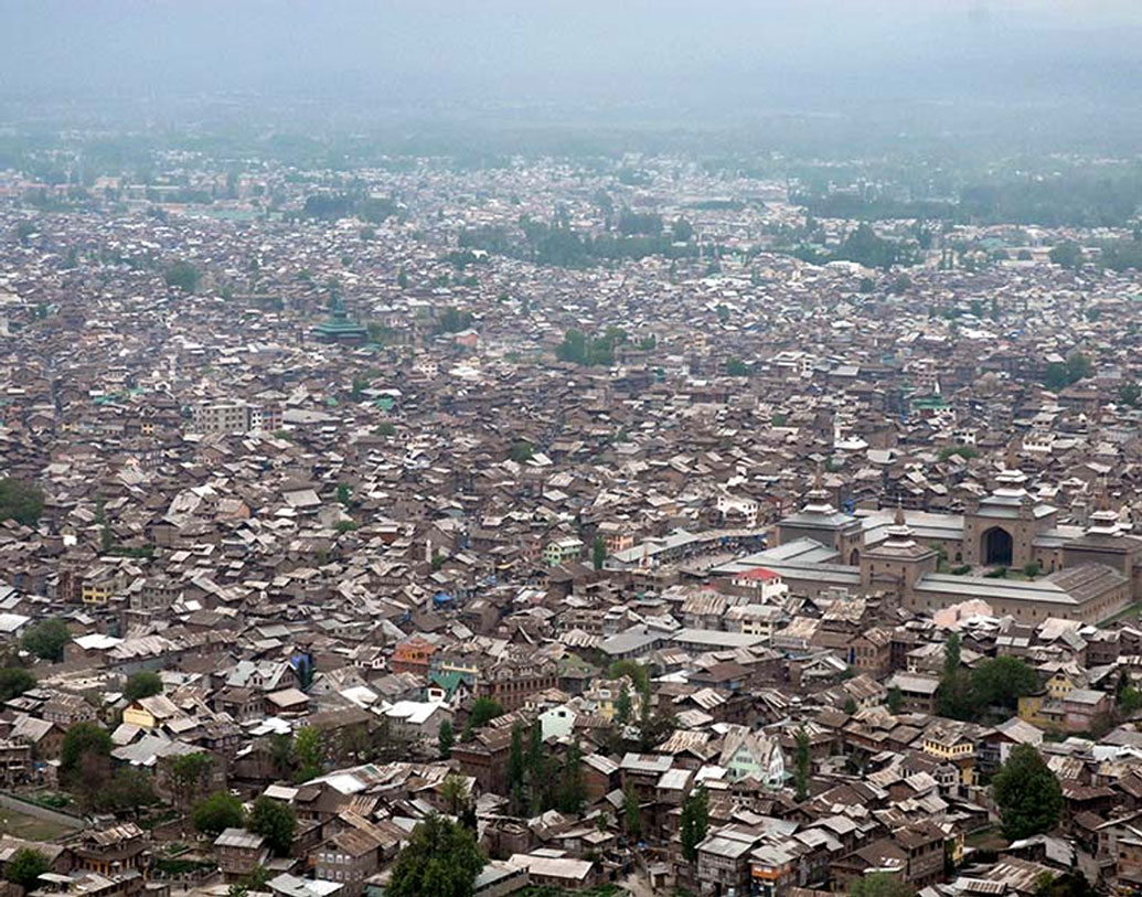 ওভার গ্রাউন্ড ওয়ার্কারদের মাধ্যমে মাঝে মাঝে সাহায্যকারী ব্যক্তিদের কমিশনও দেওয়া হয়। গোয়েন্দা সূত্রে খবর, শ্রীনগর-মুজফফরাবাদ-তিতওয়াল রুটে এ ভাবে চালানো হয় কার্যকলাপ।