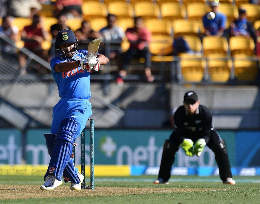 হ্যামিল্টনের পর ওয়েলিংটন। ফের সুইংয়ের সামনে নাজেহাল দেখাচ্ছিল ভারতীয় ব্যাটসম্যানদের। কিন্তু, এই ম্যাচটাকেই যেন সব সমালোচনার জবাব দেওয়ার জন্য বেছে নিলেন অম্বাতি রায়ুডু। দল চাপে থাকলে তিনি চার নম্বরের পক্ষে কতটা আদর্শ? প্রশ্ন তুলছিলেন কোনও কোনও প্রাক্তনী। এ দিন চার উইকেট পড়ে যাওয়ার পর বিজয় শঙ্কররে সঙ্গে নিয়ে রায়ুডুর লড়াই অনেক প্রশ্নের উত্তর দিল।