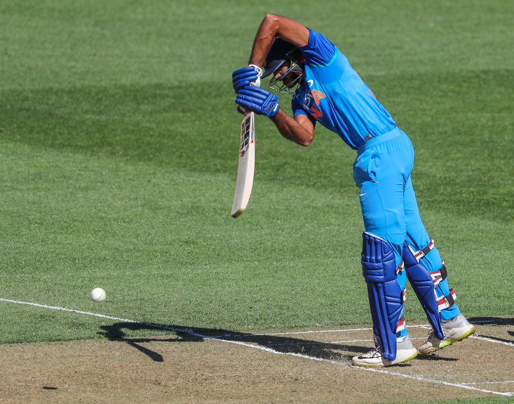 এ দিন রায়ুডুর সঙ্গে কাঁধে কাঁধ মিলিয়ে লড়াই চালালেন তরুণ বিজয় শঙ্কর। হার্দিক না অন্য কেউ? প্রশ্ন উঠছিল। এ দিন বিজয় শঙ্করের ইনিংস কোহালি-শাস্ত্রীদের অনেক চিন্তার অবসান ঘটাবে। সামনেই বিশ্বকাপ, কোনও কারণে হার্দিককে না পাওয়া গেলে, বিকল্প পেতে খুব একটা সমস্যা হবে না।