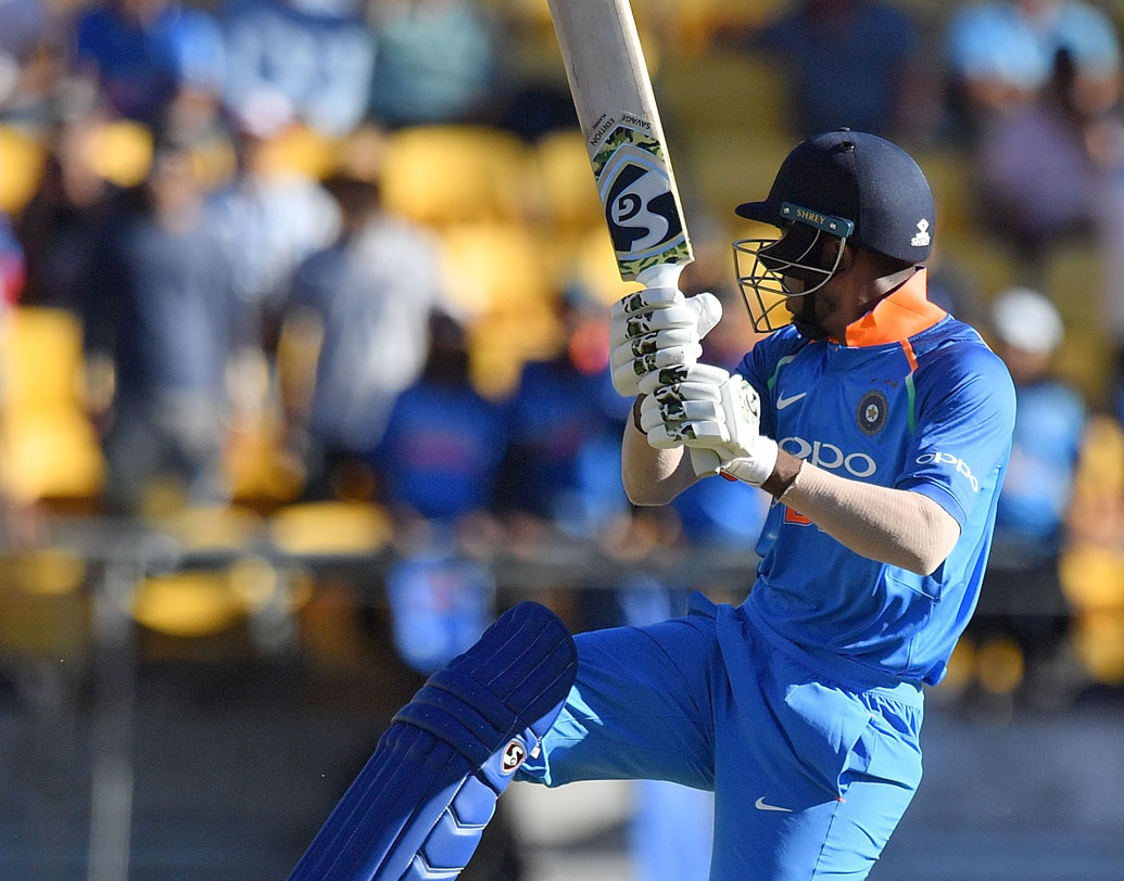 বলতেই হবে হার্দিক পাণ্ড্যর কথা। তিনি বিশ্বকাপে দলের অন্যতম সেরা বাজি। কোহালি-শাস্ত্রীদের অনেক স্বপ্ন হার্দিককে ঘিরে। আজ স্লগ ওভারে ২২ বলে ৪৫ রানের ঝোড়ো ইনিংস কোহালিদের বিরাট ভরসা দিল তাতে সন্দেহ নেই।