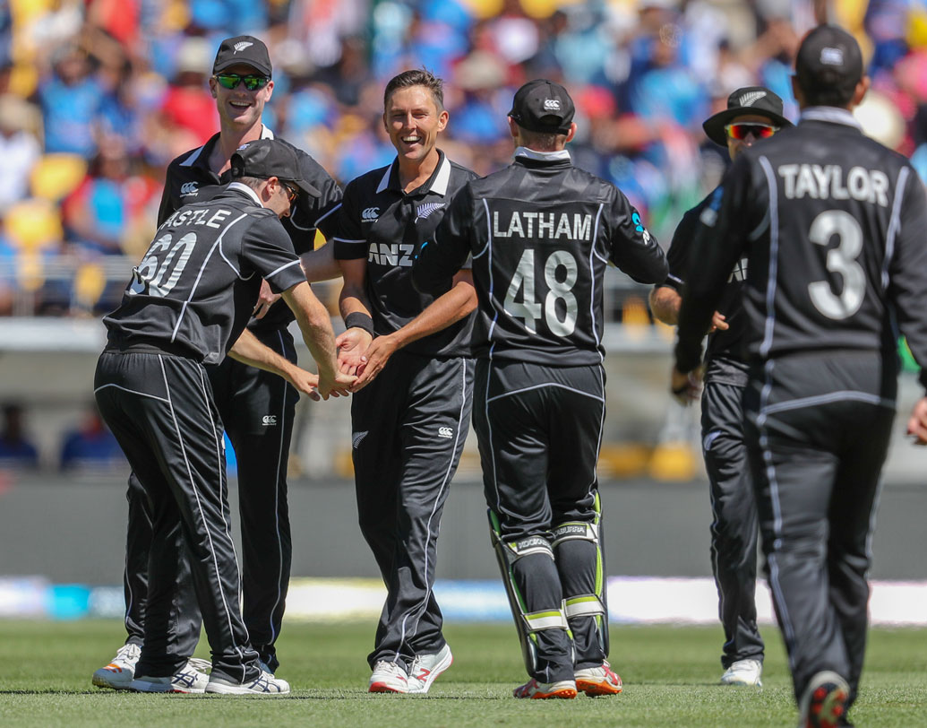 তবে, সুইং সহায়ক পরিবেশে ভারতীয় ব্যাটিংয়ের কঙ্কালসার চেহারা ফের প্রকাশ্যে চলে এল। নিউজিল্যান্ডের সঙ্গে ইংল্যান্ডের পরিবেশের অনেকটাই মিল। সেখানে সুইংয়ের মুখে পড়তে হতেই পারে ব্যাটসম্যানদের। এ দিন যে ভাবে প্রথম চার ব্যাটসম্যান সুইংয়ের মোকাবিলা করতে ব্যর্থ হলেন, তাতে চিন্তা ভাঁজ পড়তে বাধ্য সঞ্জয় বাঙ্গারদের কপালে।