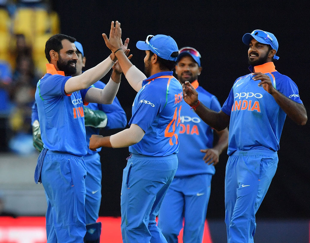 ওয়েলিংটনের পিচে ২৫২ রান তোলার পর হাসি ফুটেছিল ভারতীয় সমর্থকদের মুখে। আর সেটা যে অমূলক নয় তা  বুঝতে বেশিক্ষণ সময় লাগেনি। তখন রোহিত যেন বলছিলেন, তোমাদের বোল্ট থাকলে আমাদের শামি আছে। ‘সুইং মাস্টার’ শামির দেওয়া প্রাথমিক ধাক্কা কাটিয়ে ওঠা আর সম্ভব হয়নি কিউইদের।